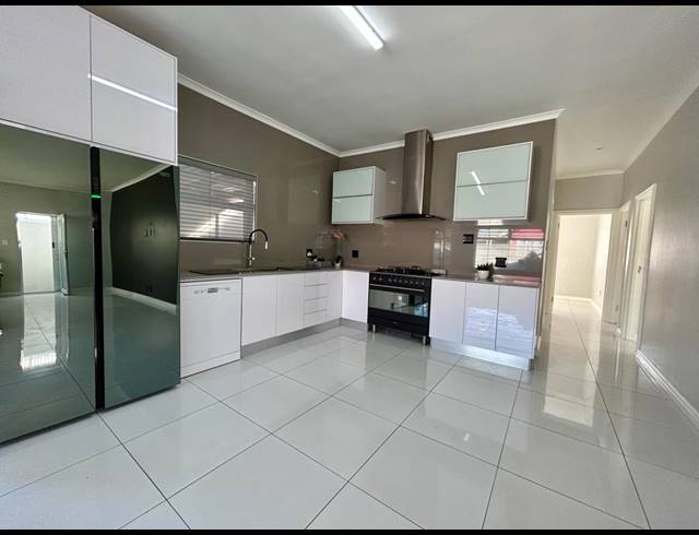 4 BEDROOM HOUSE FOR SALE IN CHURCHILL ESTATE